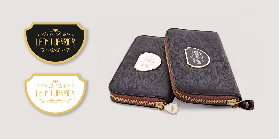 Diseño de placas con logotipo para los accesorios Lady Warrior.